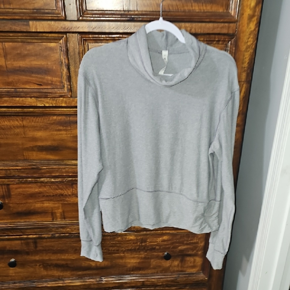 Lululemon ITS RULU Long Sleeve Top. Funnel Neck. Sz 8, Gray In Color!!